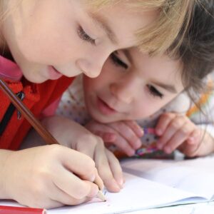 Dwoje dzieci piszących dyktando