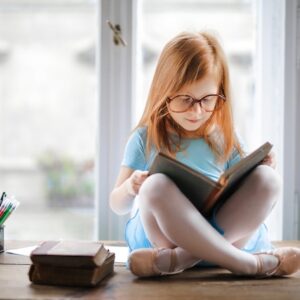 Dziewczynka uczy się czytać