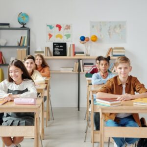 Dzieci siedzące w klasie
