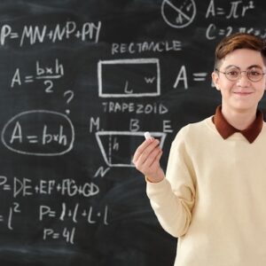 Chłopiec w swetrze rozwiązuje zadanie matematyczne