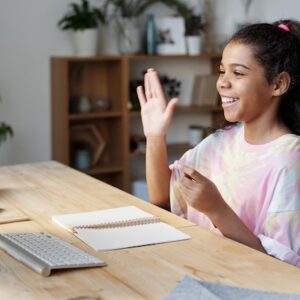 Dziewczynka rozmawiająca przez komputer