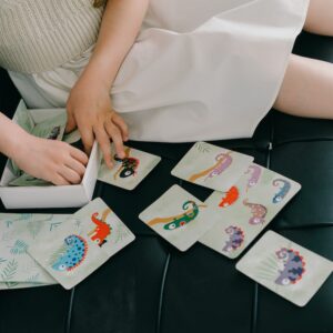dziewczynka układa karty podczas psychoterapii